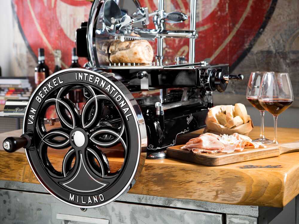 Berkel B114 Negra – Cortadora de fiambre de volante – Cuchilla de acero cromado de 320 mm – Image 3