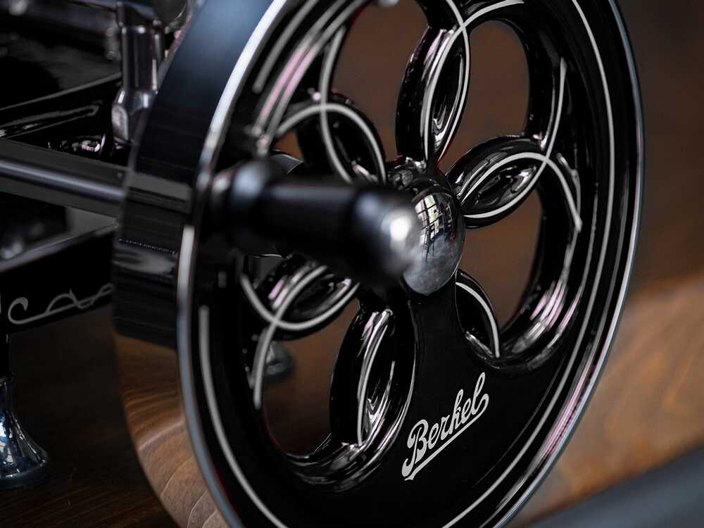 Berkel B2 Negra – Cortadora de fiambre de volante – Cuchilla de acero cromado de 265 mm – Image 4