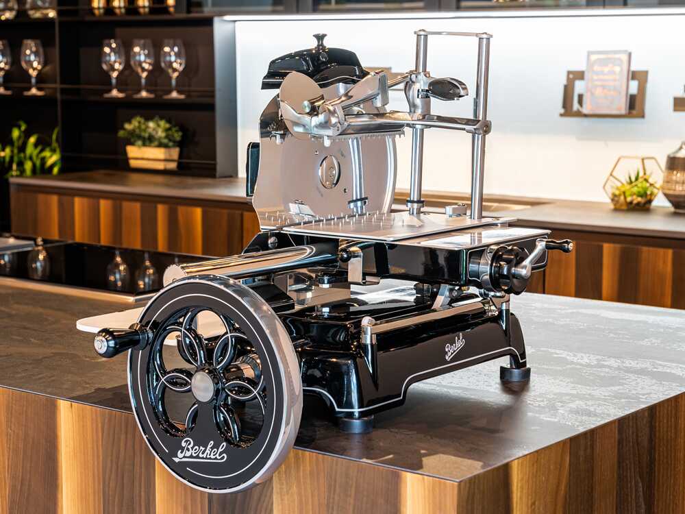 Berkel B3 Negra – Cortadora de fiambre de volante con pedestal – Cuchilla de acero cromado de 300 mm – Image 3