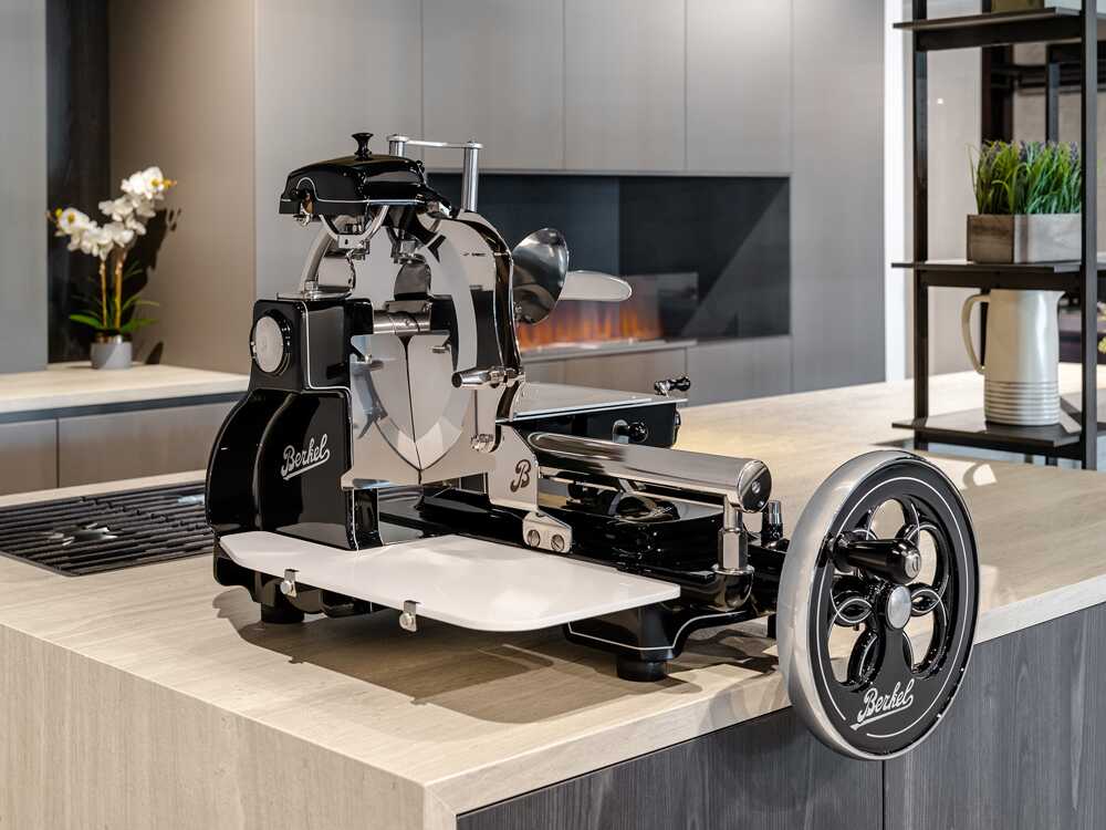 Berkel B3 Negra – Cortadora de fiambre de volante con pedestal – Cuchilla de acero cromado de 300 mm – Image 4