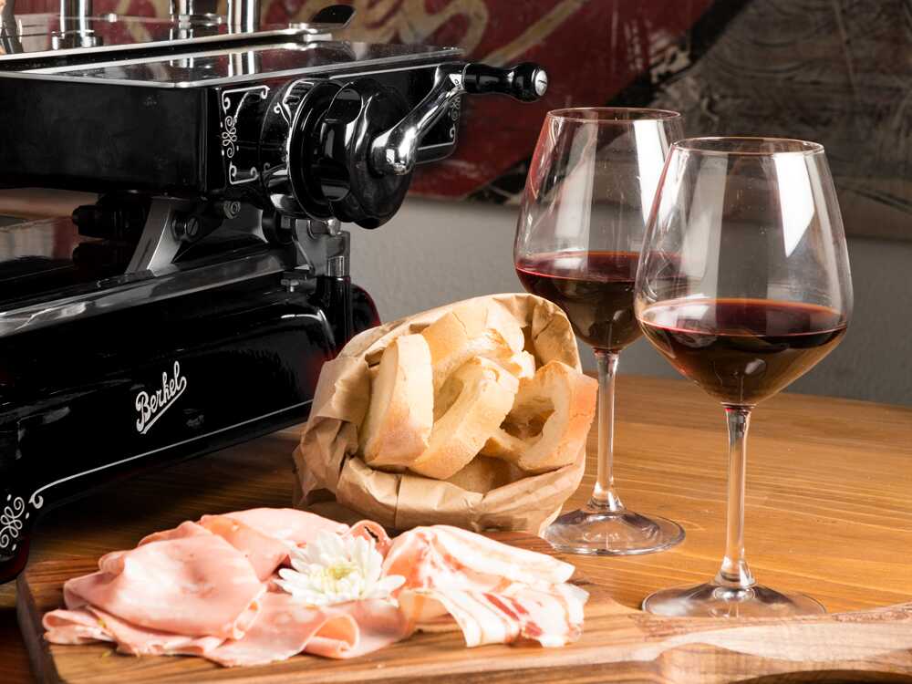 Berkel Tribute Negra – Cortadora de fiambre de volante con pedestal – Cuchilla de acero cromado de 300 mm – Image 3