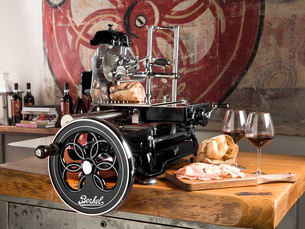 Berkel Tribute Negra – Cortadora de fiambre de volante con pedestal – Cuchilla de acero cromado de 300 mm – Image 4