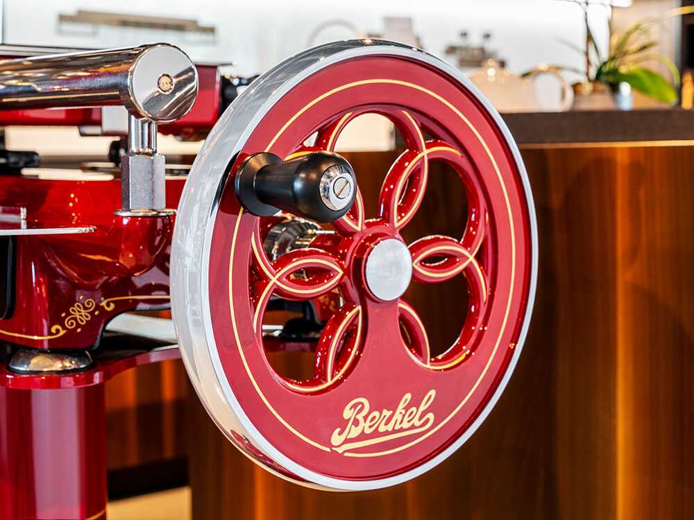 BERKEL TRIBUTE Roja – Cortadora de fiambre de volante – Cuchilla de acero cromado de 300 mm – Image 4